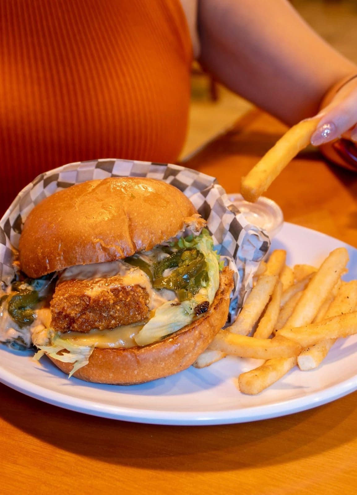 Jalapeño Cheese Burger con bloque de queso crujiente y jalapeños